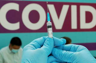 Châu Âu mạnh tay với người né vaccine ngừa COVID-19