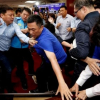 Nghị sĩ Đài Loan tức giận ném bình nước giữ nhiệt tại quốc hội