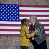 Trump và Melania hôn gượng gạo khi thăm lính Mỹ ở Iraq