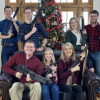 Nghị sĩ Mỹ đăng ảnh cả nhà cầm súng mừng Giáng sinh