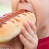 Bé 9 tuổi ngưng tim vì… ăn hot dog.