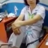 Nữ bác sĩ gác chân lên ghế đối thoại người nhà bệnh nhân
