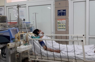 7 người ngộ độc nghi do uống nhầm rượu ngâm thuốc bóp chân