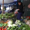 Rau xanh chợ Hà Nội tăng giá gấp rưỡi