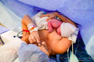 Mẹ ung thư rơi nước mắt ôm đứa con mới chào đời