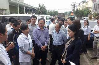 Bộ trưởng Nguyễn Thị Kim Tiến thị sát công tác phòng chống dịch bệnh sau bão 12 tại Khánh Hòa