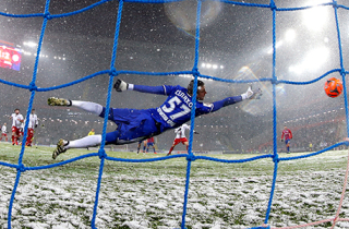 Ảnh hưởng của thời tiết lạnh giá tới thủ môn