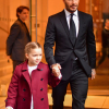 Harper nắm tay bố dự đêm thời trang của Victoria Beckham