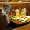 Người chồng góa một mình bên bàn ăn khiến nhiều người rơi lệ