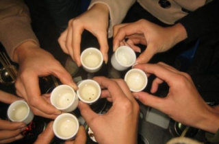 Thói ép rượu của người Việt vừa hại sức khỏe lại tăng tai nạn ngày Tết