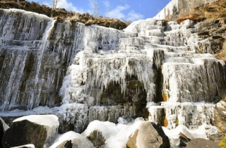 Thác nước đóng băng trong thời tiết -15 độ C ở Wales