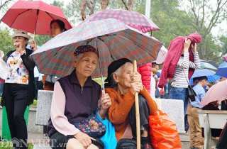 Ảnh: Biển người đội mưa nghe hát quan họ ở hội Lim