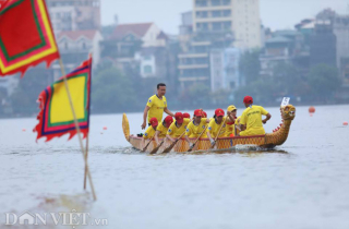 Ảnh: Thuyền rồng làm dậy sóng nước hồ Tây