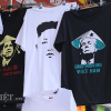 Khách nước ngoài mua áo in hình TT Trump và Chủ tịch Kim gần Bờ Hồ