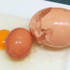 Trứng gà nằm bên trong một quả trứng khác