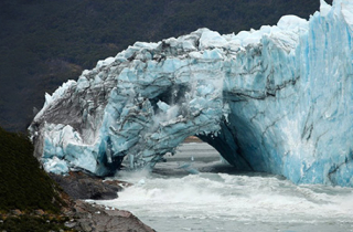 Cầu băng đổ sập trên sông Argentina