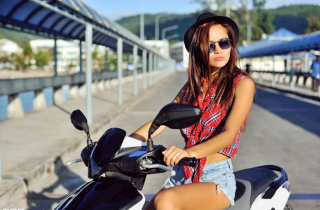 Mê đắm ngắm người đẹp bốc lửa bên xế nổ