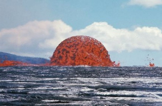 Tháp dung nham tròn nóng đỏ bên sườn núi lửa Hawaii