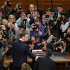 Khoảnh khắc Mark Zuckerberg bị bao vây bởi máy ảnh là một ẩn dụ về quyền riêng tư