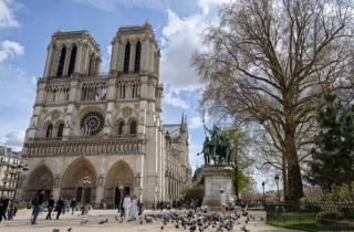 Ngắm lại Nhà thờ Đức Bà Paris, trái tim của nước Pháp trước khi chìm trong biển lửa