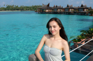 Vợ bé của tỷ phú sòng bài Hồng Kông đẹp hút hồn nhờ chuối