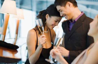 70% những cuộc ái ân lần đầu với với phụ nữ không phải vợ mình có sự trợ giúp của hơi men