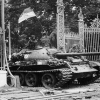 Nhìn lại hình ảnh 2 chiếc xe tăng húc đổ cổng Dinh Độc Lập