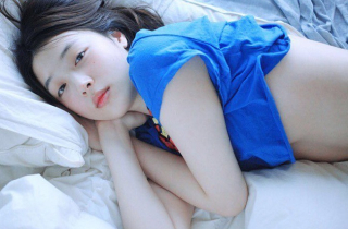 Gái hư xứ Hàn mặc mốt no bra: Người ném đá, kẻ bênh chằm chặp