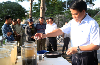 Chủ tịch Hà Nội kiểm tra việc thử nghiệm làm sạch sông Tô Lịch