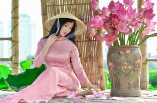 Chẳng cần khoe lưng trần eo nõn, thiếu nữ vẫn đẹp ngây ngất bên sen