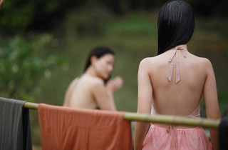 Tranh cãi chuyện mặc yếm mỏng tang, không phòng hộ, lộ áo lót...