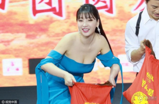 2 nữ hoàng gợi cảm diện trang phục lộ cơ thể trên thảm đỏ