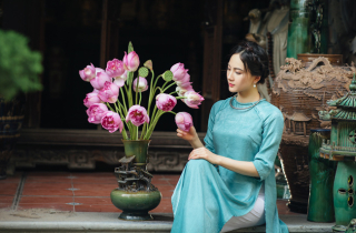 Diện áo dài chụp ảnh cùng sen, thiếu nữ Hà thành đẹp như một bức tranh