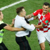 Hậu vệ Croatia túm cổ fan quá khích trong trận chung kết