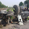 Hà Nội: Tàu đâm nát bét xe tải cố băng qua đường sắt