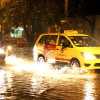 Đường phố Sài Gòn thành sông sau trận mưa nhiều giờ lúc nửa đêm
