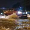 Đường Sài Gòn ngập, tài xế xe 4 chỗ \'bó gối\' trong ôtô chờ nước rút