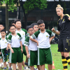 Nữ HLV Dortmund tạo không khí sôi động trên sân tập cùng trẻ nhỏ