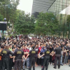Hàng nghìn người xếp hàng mua iPhone X ở Apple Store Singapore