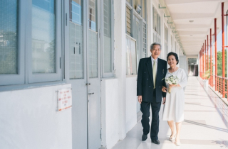 Con trai chụp ảnh cưới cho bố 77 tuổi hút nghìn like