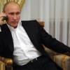 Kiểu dùng smartphone khác thường của Tổng thống Nga