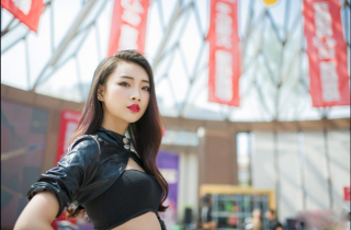 Chân dài sexy bên xế nổ đốn tim phái mạnh