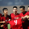 Đồng đội giơ áo của Văn Toàn sau bàn thắng vào lưới Campuchia
