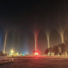 Cột sáng nhiều màu rọi lên trời ở thành phố Mỹ
