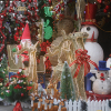 Người dân nhộn nhịp sắm Giáng sinh, chủ hàng hét giá 40 triệu đồng/cây thông Noel giả
