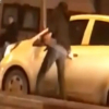 Người đàn ông cầm gạch đập kính ôtô trên phố Hà Nội