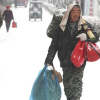 Công nhân Trung Quốc đi bộ 40 km dưới tuyết về quê ăn tết