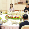 Vợ của Kim Jong-un cùng chồng thết đãi phái đoàn Hàn Quốc