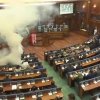 Nghị sĩ Kosovo ném lựu đạn hơi cay để ngăn họp quốc hội