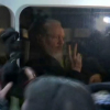 Ông chủ WikiLeaks giơ tay chữ V khi ra tòa ở London